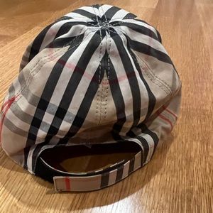 Burberry kids hat, sz L (authentic)